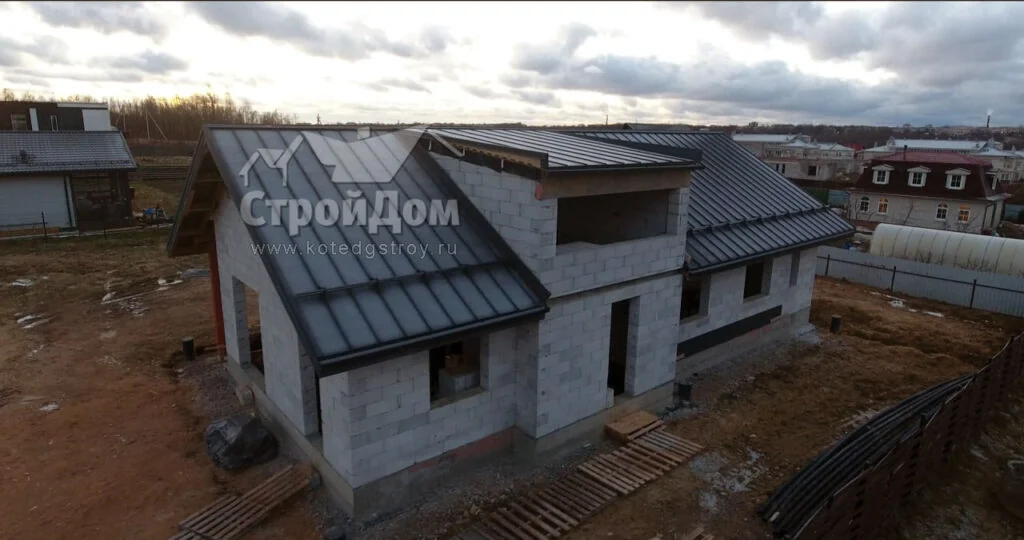 Вид коробки дома «Микея» сверху во время строительства